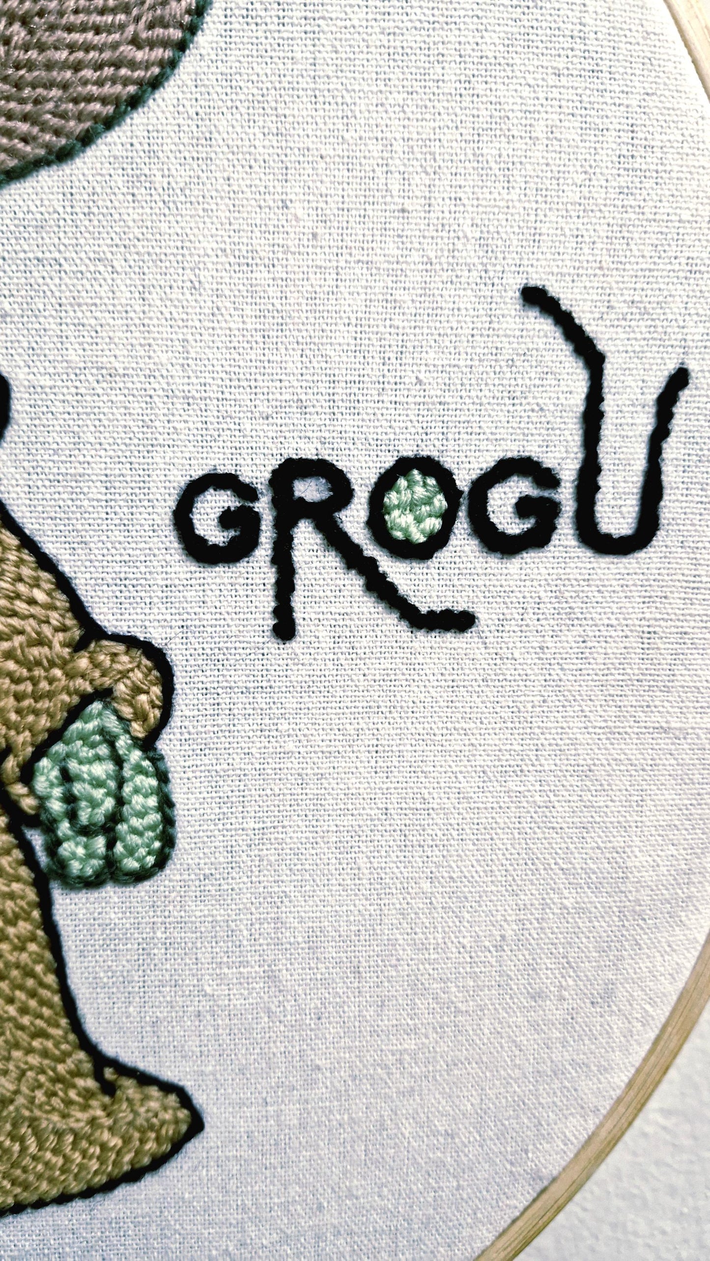 Grogu Punch Needle Wall Art – Baby Yoda Handmade Embroidery, Star Wars Inspired Decor, Nursery Wall Art, Gift for Fans, Wooden Stand Include