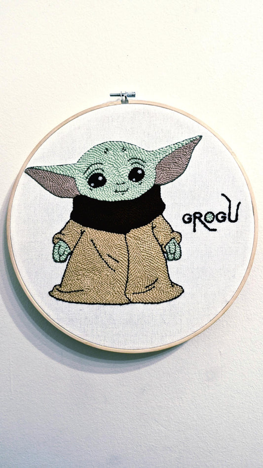 Grogu Punch Needle Wall Art – Baby Yoda Handmade Embroidery, Star Wars Inspired Decor, Nursery Wall Art, Gift for Fans, Wooden Stand Include