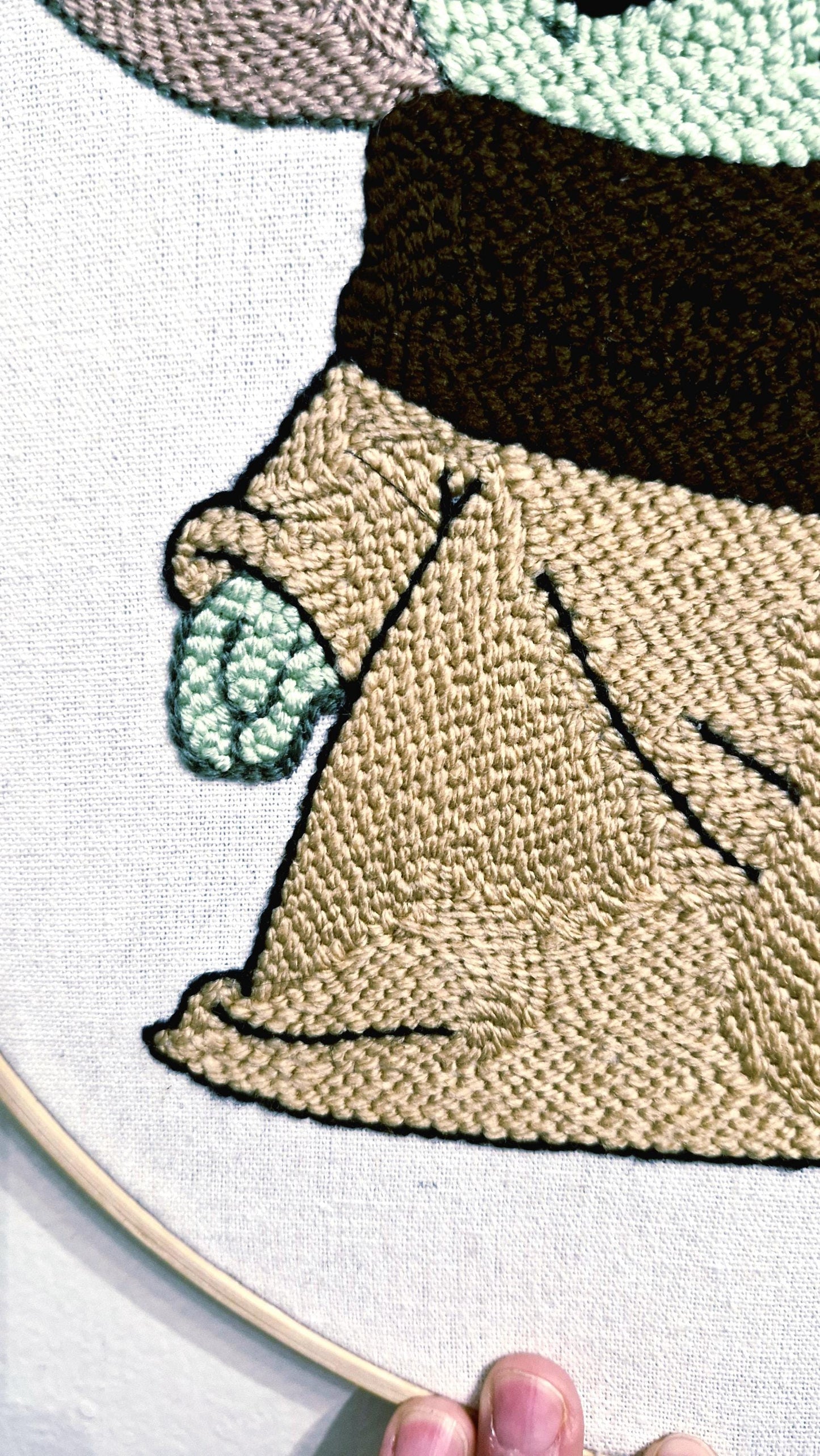 Grogu Punch Needle Wall Art – Baby Yoda Handmade Embroidery, Star Wars Inspired Decor, Nursery Wall Art, Gift for Fans, Wooden Stand Include