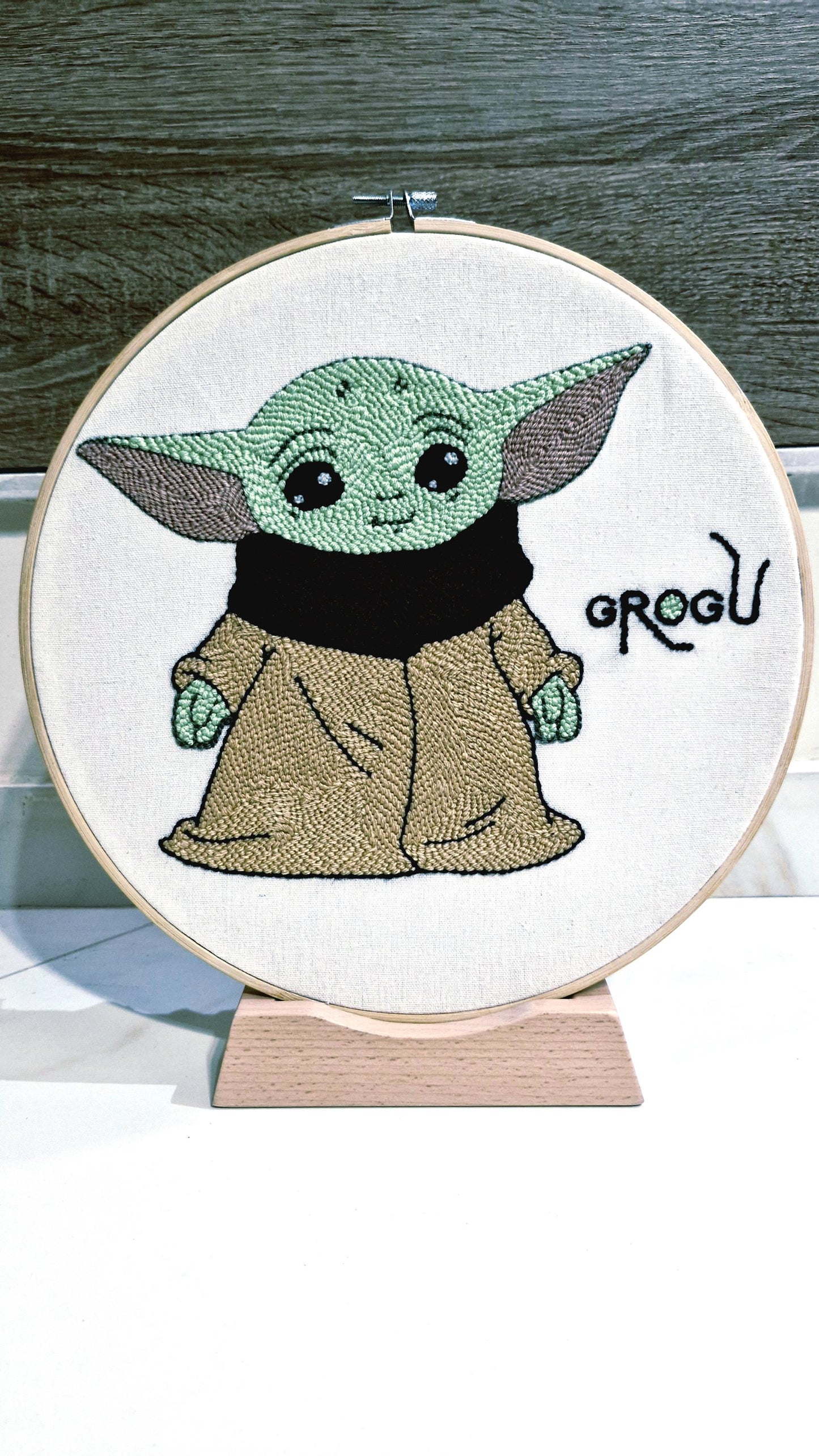 Grogu Punch Needle Wall Art – Baby Yoda Handmade Embroidery, Star Wars Inspired Decor, Nursery Wall Art, Gift for Fans, Wooden Stand Include