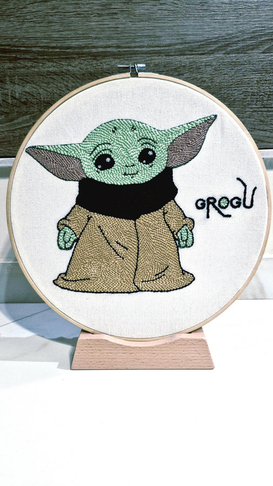 Grogu Punch Needle Wall Art – Baby Yoda Handmade Embroidery, Star Wars Inspired Decor, Nursery Wall Art, Gift for Fans, Wooden Stand Include